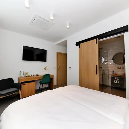 Apartment Whiterooms 12